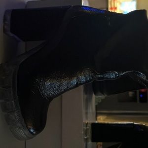 Very beautiful boots wore them once, I don’t go out anymore to use them.